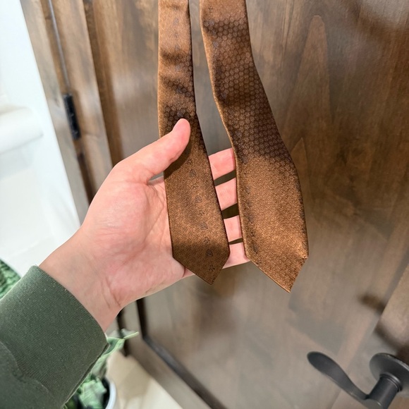 Ashleigh Ties Since 1914 Brown Silk skinny Necktie with intricate pattern - Picture 2 of 5